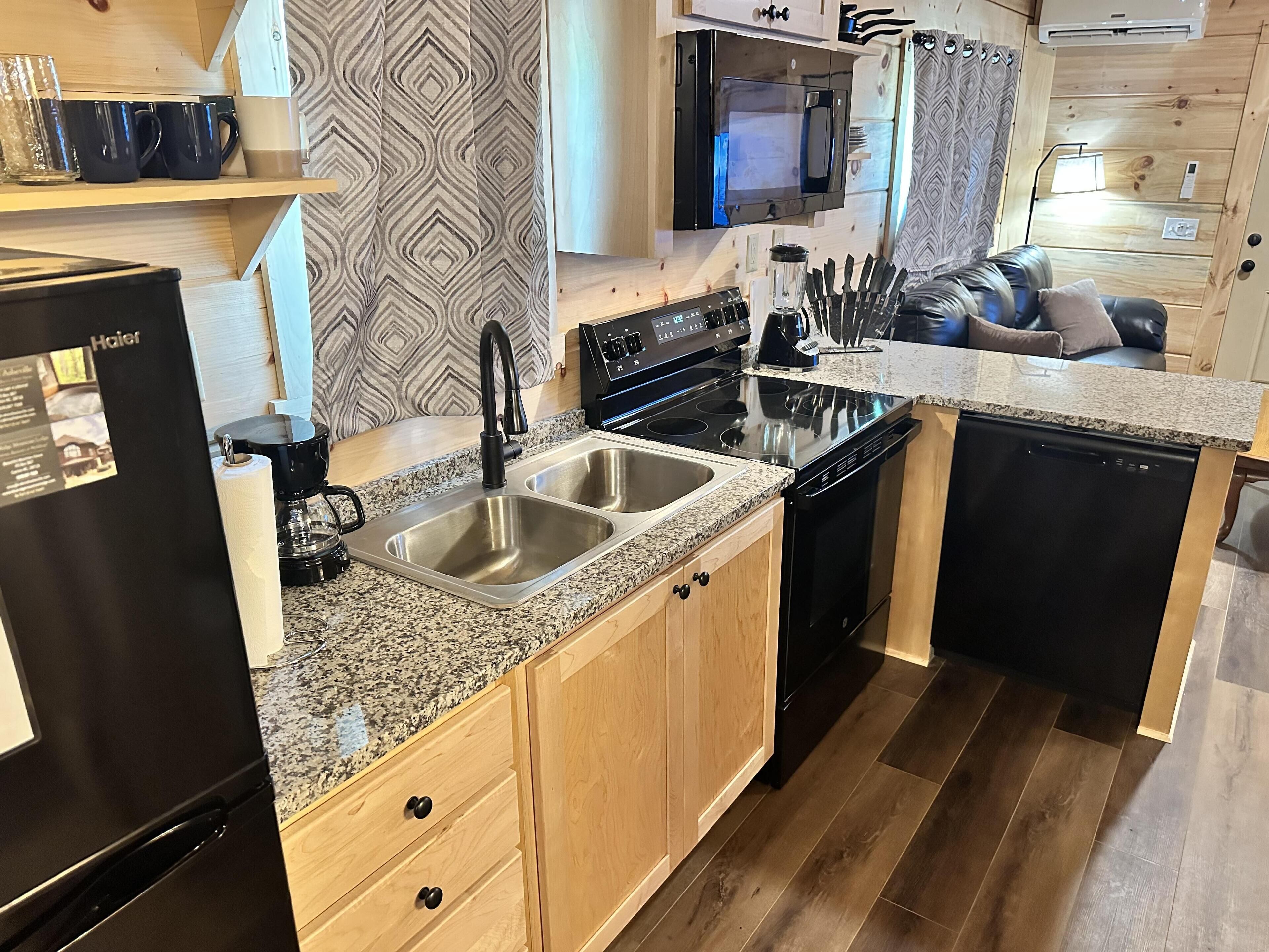 Køleskab, mikrobølgeovn, ovn, kogeplade