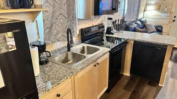 Køleskab, mikrobølgeovn, ovn, kogeplade