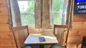 Dining - Feelin' Feisty - Hot Tub, Fireplace, Hike (Union Mills)