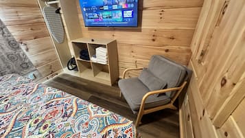 1 habitación, tabla de planchar con plancha, wifi gratis y ropa de cama