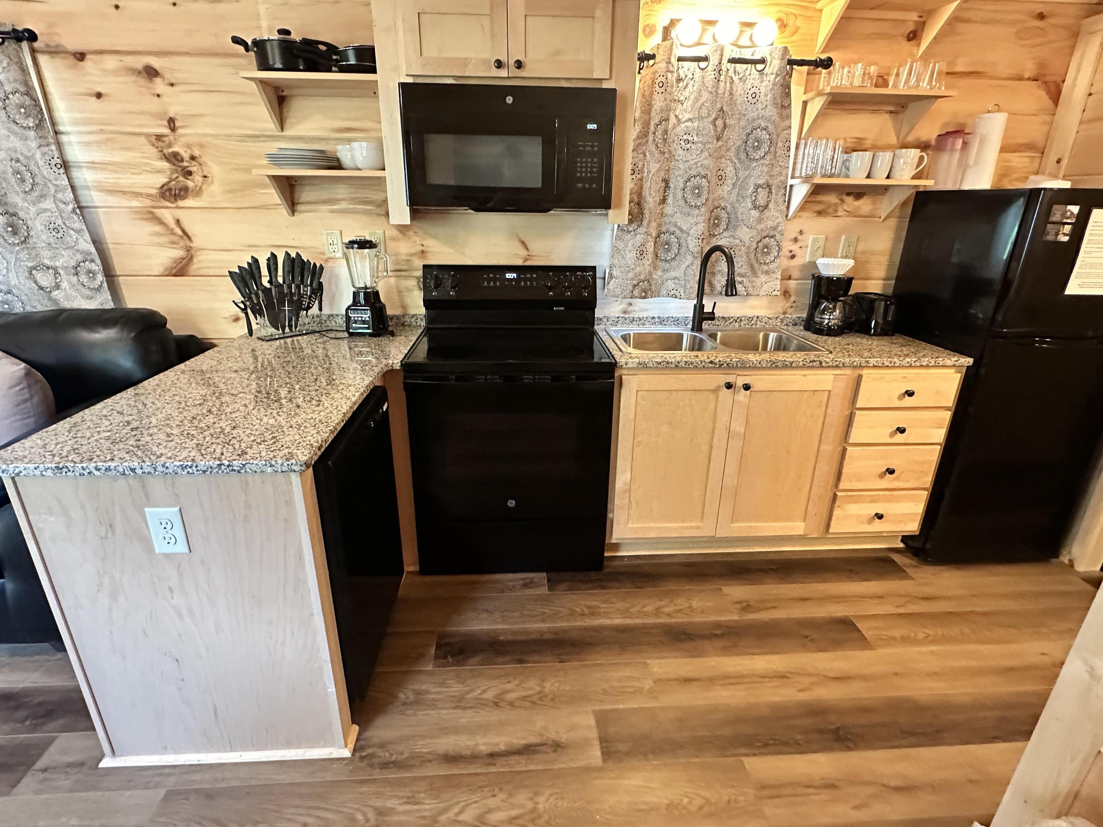 Réfrigérateur, micro-ondes, four, plaque de cuisson