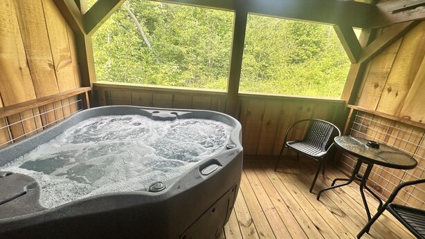 Outdoor spa tub - Feelin' Feisty - Hot Tub, Fireplace, Hike (Union Mills)