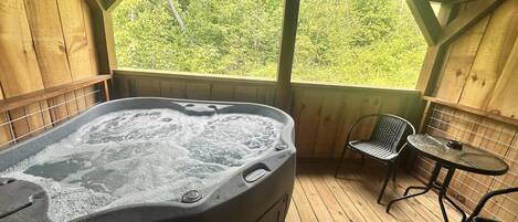 Outdoor spa tub