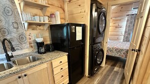 Interior - Feelin' Feisty - Hot Tub, Fireplace, Hike (Union Mills)