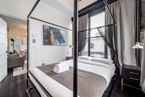 2 bedrooms, desk, iron/ironing board, WiFi