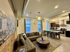 TV - Lovely 3BR Condo in the heart of DT Mtl (Montréal)