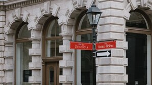 A street sign with directions to 'Rue des Recollets' and 'Rue Sainte-Hélène'.