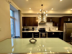 Fridge, microwave, oven, stovetop - Lovely 3BR Condo in the heart of DT Mtl (Montréal)