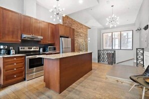 Fridge, microwave, oven, stovetop - Lovely Old Montreal 4BR & 2 floors loft Hotel (Montréal)