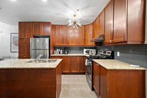 Køleskab, mikrobølgeovn, ovn, kogeplade