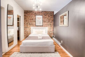 2 bedrooms, desk, WiFi, bed sheets - Cozy 2BD loft Hotel Suite-Old Montreal B3 (Montréal)