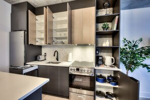 Fridge, microwave, oven, stovetop - Modern 2BR Suite • Old Montreal • F5 (Montréal)