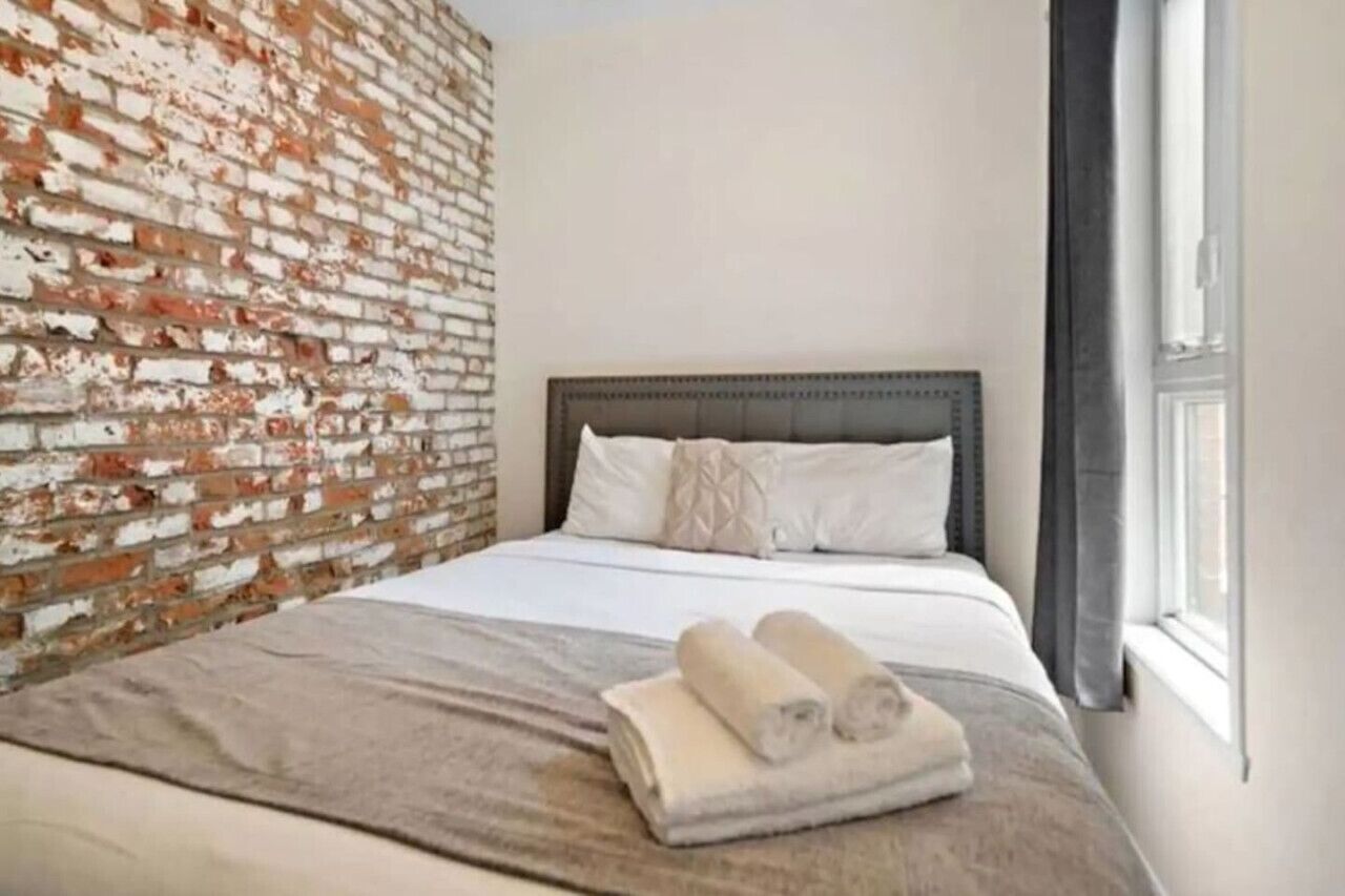 2 室のベッドルーム、デスク、WiFi、ベッドシーツ