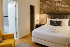 2 bedrooms, desk, WiFi, bed sheets