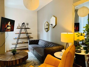 TV - Cozy Old Montreal 2Bd 1Bt Hotel Suite (Montréal)