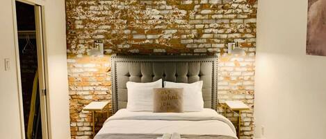 2 bedrooms, desk, WiFi, bed sheets