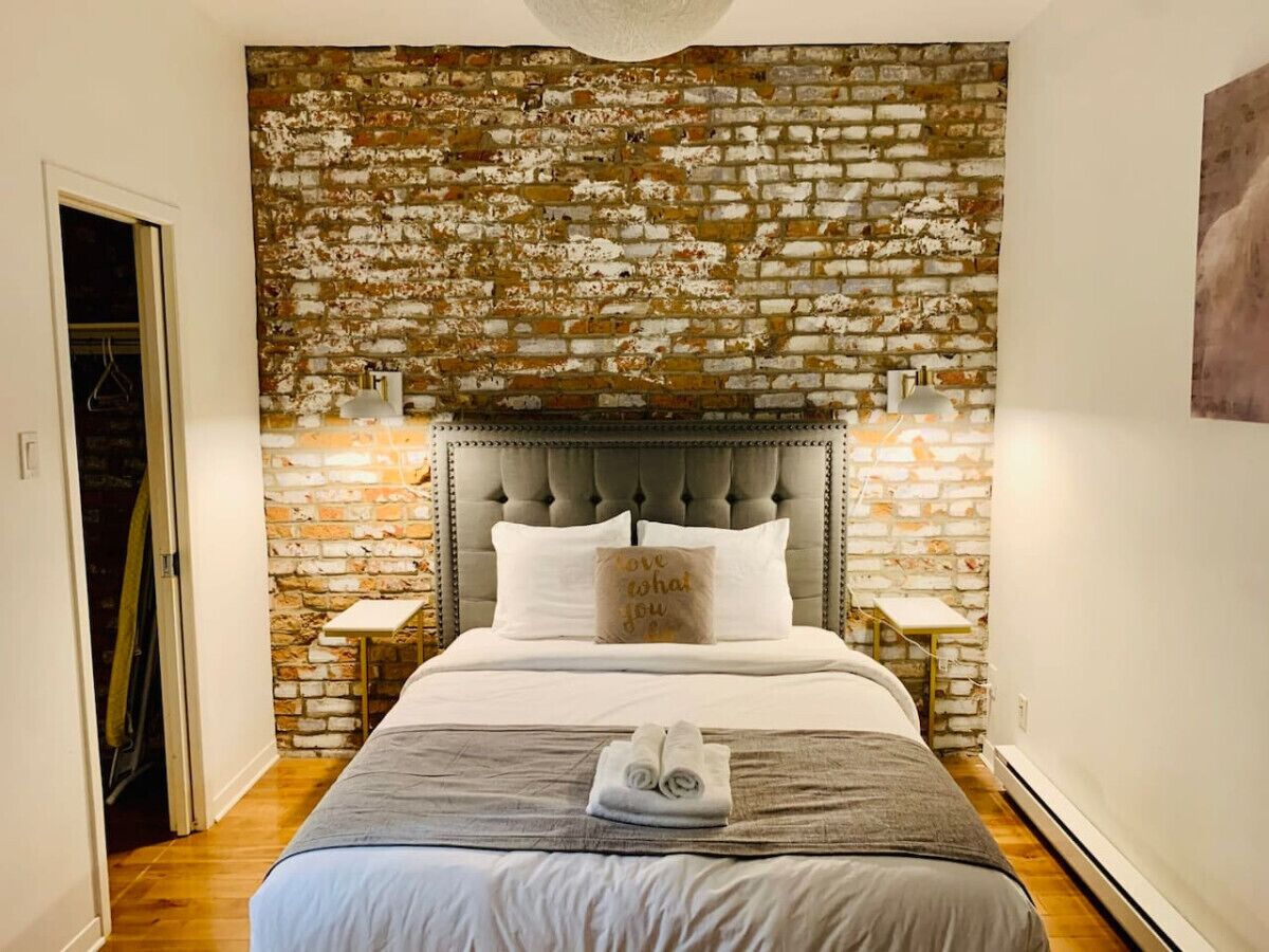 2 bedrooms, desk, WiFi, bed sheets