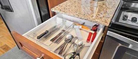 Een koelkast, een microgolfoven, een oven, een kookplaat