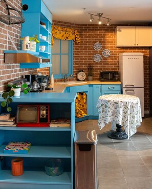 Køleskab, mikrobølgeovn, ovn, kogeplade