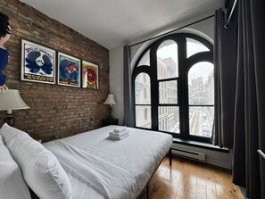 2 bedrooms, desk, WiFi - Friends-Themed Loft | Old Montréal (Montréal)