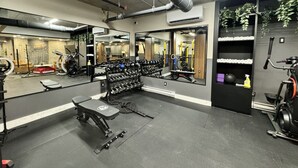 A gym with exercise equipment, mirrors, and a bench. - Stunning 2BR - Old Montreal (Montréal)