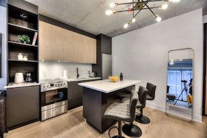 Frigorifero, microonde, forno, piano cottura