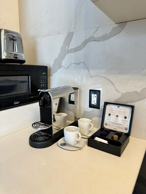 Mikrobølgeovn, kogeplade, kaffe-/temaskine, brødrister