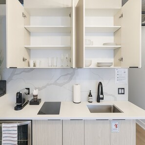 Microwave, stovetop, coffee/tea maker, toaster - Stylish 1BR Hideaway • Old Montreal • A1 (Montréal)