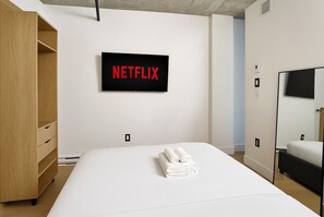 1 habitación, escritorio, tabla de planchar con plancha y cuna de viaje 