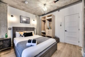 2 bedrooms, desk, WiFi, bed sheets