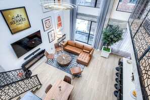 Televisie en een open haard