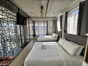 3 bedrooms, desk, travel cot, WiFi