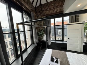 Desk, iron/ironing board, WiFi, bed sheets