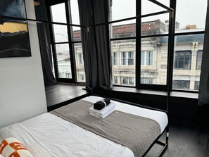 Desk, iron/ironing board, WiFi, bed sheets