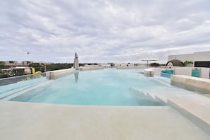 2 สระว่ายน้ำกลางแจ้ง