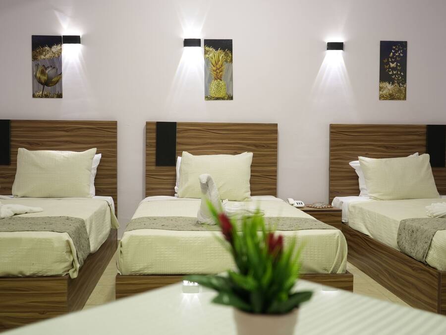 Habitación triple, balcón | Caja de seguridad en la habitación, cortinas blackout y insonorización