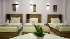 Dreibettzimmer, Balkon | Zimmersafe, Verdunkelungsvorhänge, schallisolierte Zimmer