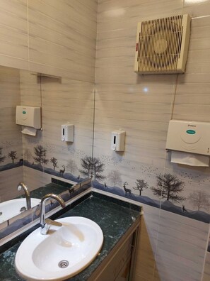 Duschwanne, Hausschuhe, Handtücher, Seife