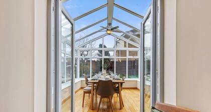 Modern House w/ Garden, Fast WiFi & Free Parking, M1&M69