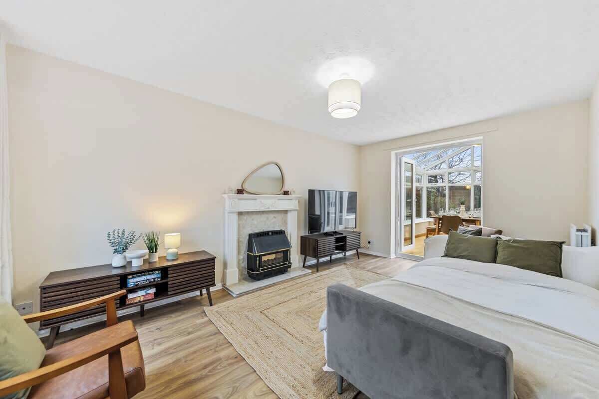 4 bedrooms, iron/ironing board, travel cot, free WiFi