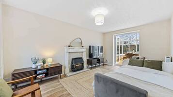 4 bedrooms, iron/ironing board, travel cot, free WiFi