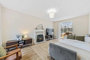 4 bedrooms, iron/ironing board, travel crib, free WiFi - Modern 4BR House | M1/M69 |Parking|WiFi|Long Stays (Braunstone Town)