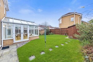 Outdoor dining - Modern 4BR House | M1/M69 |Parking|WiFi|Long Stays (Braunstone Town)