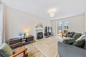 Smart TV, fireplace, offices - Modern 4BR House | M1/M69 |Parking|WiFi|Long Stays (Braunstone Town)