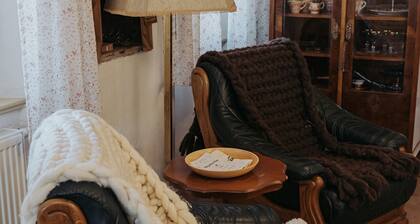 Enchanted Misty Valley Cottage Apartments - Classic One Bedroom Apartment