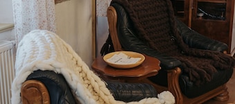 Enchanted Misty Valley Cottage Apartments - Classic One Bedroom Apartment