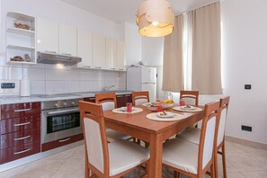 Fridge, oven, stovetop, coffee/tea maker