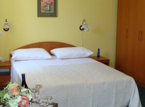 1 habitación, tabla de planchar con plancha, wifi y ropa de cama