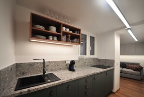 Refrigerador, parrilla de estufa, lavavajillas y cafetera y tetera 