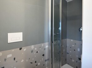 Douche, sèche-cheveux, serviettes fournies
